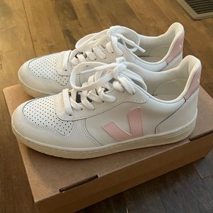 Veja Leather Extra White Petal sneakers